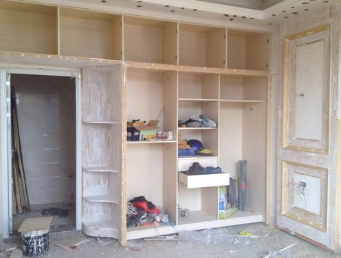 合肥裝修公司：請木工打柜子與定制衣柜哪個好？(圖1)